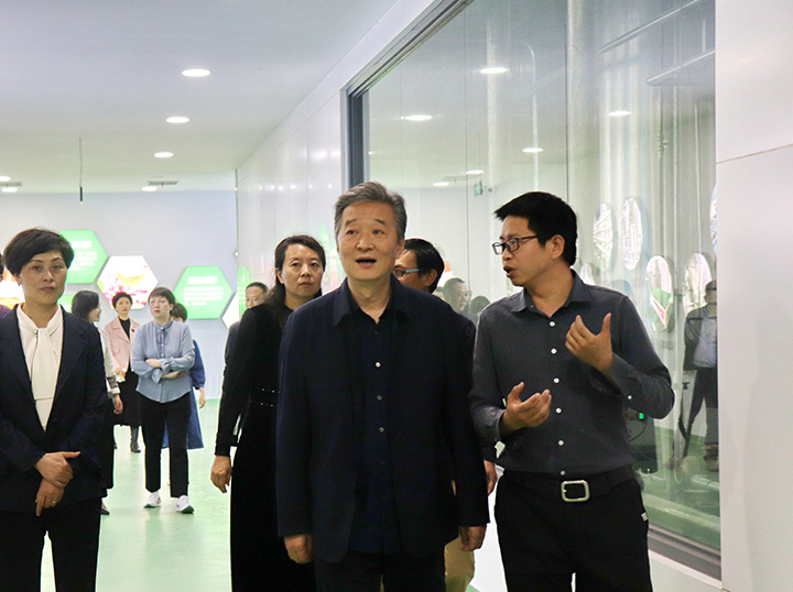 图:参观速溶茶车间.jpg 图:参观速溶茶车间.jpg