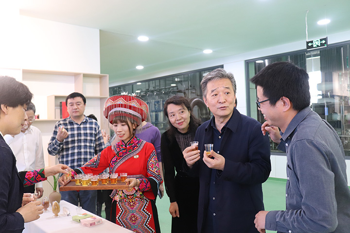 图:品鉴“诺顿维尔”速溶茶.jpg 图:品鉴“诺顿维尔”速溶茶.jpg